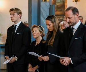 La Casa Real noruega confirmó que Mette-Marit sigue en fase de recuperación tras el trasplante de pulmón al que se sometió en junio, lo que le impide participar en la misa de este domingo en Asker, aunque sí acudirá a otros actos por el fallecimiento del monarca.
