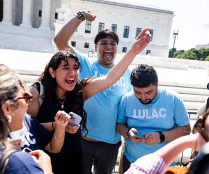 Simpatizantes de partidarios de la ciudadanía por nacimiento reaccionaron alegres después de que la Corte Suprema de Estados Unidos rechazara la orden ejecutiva del presidente estadounidense Donald Trump que intentaba revertir ese derecho.