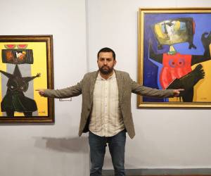 Durante la inauguración de la muestra, el artista ofreció un recorrido guiado al público y conversó acerca del concepto de sus series.