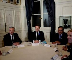 El presidente de Francia, Emmanuel Macron, se reúne con el presidente de Argentina, Alberto Fernández, y el presidente de Colombia, Gustavo Petro, en el Foro de la Paz en París.