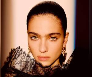 Desde hace semanas, un nombre resuena con fuerza cada vez que Rosalía aparece en escena pública: Loli Bahia, una modelo francesa que ha pasado de ser una figura exclusiva de la alta costura a convertirse en el centro de atención global, debido a su evidente cercanía con la cantante catalana. ¿Es la nueva pareja de Rosalía? A continuación los detalles y las imágenes que desataron esa idea.