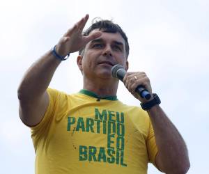 El candidato a la Presidencia de Brasil por el Partido Liberal, Flávio Bolsonaro, habla durante el lanzamiento de su campaña este domingo, en la playa de Copacabana en Rio de Janeiro (Brasil). EFE/ Antonio Lacerda