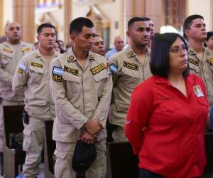 En una misa especial, la iglesia reconoció el trabajo de bomberos, Copeco, Cruz Roja y otras instituciones que asisten a la población en emergencias.