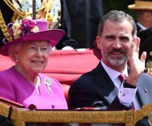 La reina Isabel II junto al rey Felipe VI, quien asistirá al funeral de la exmonarca británica.