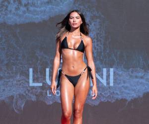 Si hay una silueta que domina la temporada es el bikini de triángulo. El diseño noventero recupera su posición central. Las referencias son claras: las supermodelos de finales del siglo XX, el minimalismo mediterráneo y una estética que huye de los artificios.
