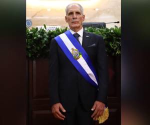 Este martes 27 de enero, Nasry Juan Asfura Zablah fue juramentado como el presidente de Honduras, durante una ceremonia austera y sencilla realizada en el Congreso Nacional, pero cargada de simbolismo. ¿Quién le impuso la banda presidencial en su toma de posesión? Aquí los detalles.