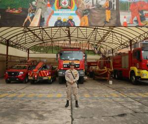 Un bombero con más de tres décadas de servicio recuerda los momentos que marcaron su vida: sus inicios desde adolescente, rescates, incendios, reconocimientos, preparación en seguridad y defensa, su ascenso profesional y el apoyo de su familia.