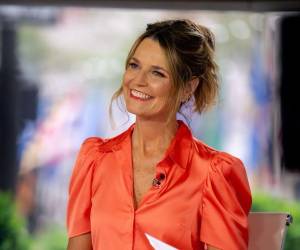 Savannah Guthrie es una reconocida periodista de radio y televisión estadounidense, conocida por ser la copresentadora del programa matutino Today de la cadena NBC.