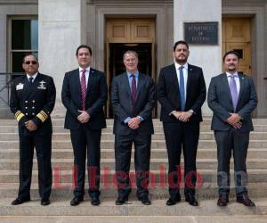 José Jorge Fortín junto a Héctor Zelaya, Daniel P. Erikson, José Zelaya y el embajador Efraín Bu en la sede del Pentágono.