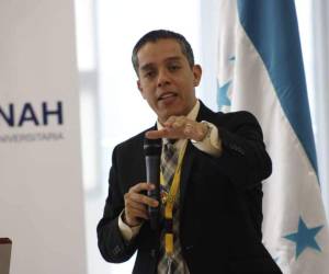 El rector de la UNAH, Odir Fernández, escribió en su cuenta de X que es momento de que las actuales autoridades del país vuelvan su atención hacia la academia para buscar solución a los problemas nacionales.