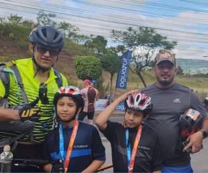 Cristian y Luis Zúniga completaron la categoría Cadete en la Vuelta Ciclística de EL HERALDO, acompañados de su padre, Aníbal Zúniga.