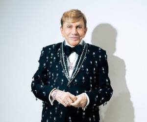 Siete coronas de Miss Universo para Venezuela llevan la firma de Osmel Sousa. El cubano nacido en Rodas en 1946 entró en 1969 a la empresa publicitaria que organizaba el Miss Venezuela, asumió la presidencia del certamen en octubre de 1981 y la dejó en febrero de 2018, casi cuatro décadas después.