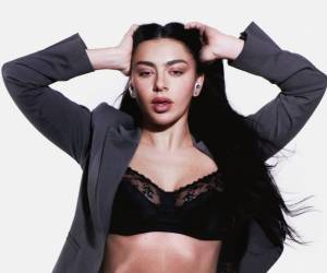 La cantante británica Charli XCX anunció este lunes el lanzamiento de Music, Fashion, Film (Música, moda y cine), su séptimo álbum de estudio, para el próximo 24 de julio, con una portada en la que aparecen el músico John Cale, el diseñador Marc Jacobs y el cineasta Martin Scorsese.