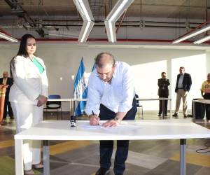 Momento en que autoridades firman el acuerdo con un nuevo reajuste salarial para empleados del sector textil-maquila.