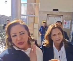 La diputada nacionalista fue impactada por lo que parece ser una bomba casera en la espalda.