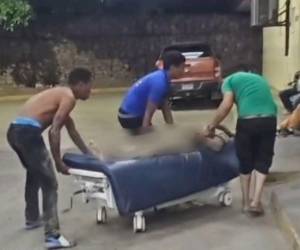 Captura de pantalla de video que muestra el momento en que la joven era ingresada al hospital, pero según los reportes, ya no presentaba signos de vida.