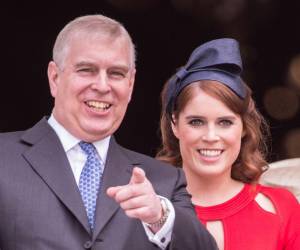 La princesa Eugenia ha cortado todo tipo de contacto con su padre, Andrés Mountbatten-Windsor, a raíz del reciente escándalo que lo vinculó al pedófilo convicto Jeffrey Epstein y desencadenó con la retirada de sus títulos reales, según revela este domingo el tabloide británico Daily Mail.