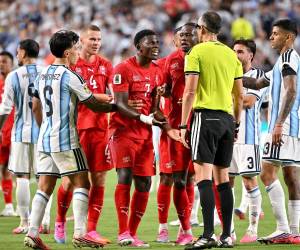 Embolo fingió una falta y eso le costó la segunda amonestación para dejar con uno menos a Suiza.