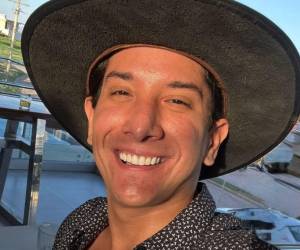 A sus escasos 27 años, el artista boliviano Leo Rosas, dejó un vacío inmenso en el corazón de sus seguidores en Bolivia y México, países donde consolidó una carrera prometedora gracias a su innegable talento vocal y su carisma sobre el escenario.