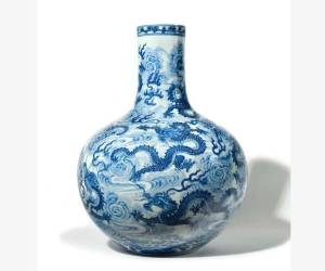 El jarrón Tianqiuping, azul y blanco, de porcelana y esmaltes policromados, con diseños de dragones y nubes, mide 54 cm de alto y 40 cm de diámetro.
