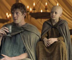 A pesar de que en esta época los dragones no volaban por el cielo de Poniente, la casa Targaryen aún ocupaba el Trono de Hierro, por lo que gobernaban sobre los siete reinos.