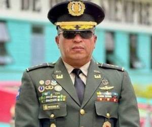 Permanecer en disponibilidad significa que el oficial queda sin un cargo asignado dentro de la institución militar mientras se determina su situación.