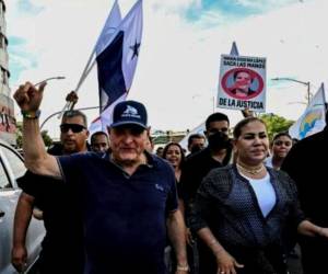Ricardo Martinelli, expresidente de Panamá (2009-2014), se le vio en una manifestación que apoya el caso Odebrecht, en Ciudad de Panamá.