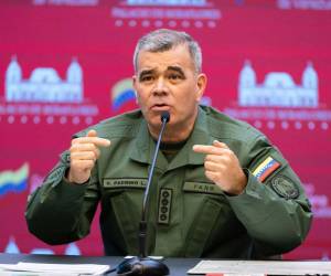 El ministro de Defensa venezolano, Vladimir Padrino López, denunció el sobrevuelo de aviones F-18 estadounidenses como un intento de intimidación.