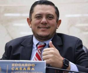 1.- Un cargo inexistente: Casaña fue beneficiado con una cadena de plazas en Santa Bárbara, con registros que lo ubicaban como docente en 2023 y luego como jefe departamental con un sueldo de 53 mil lempiras mensuales. El cargo no existe en el reglamento que organiza las direcciones educativas, constató EL HERALDO Plus mediante estados de cuenta. Aquí las irregularidades del caso.