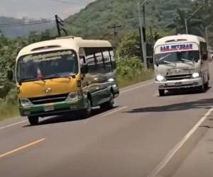 Momento en que dos autobuses rebasan en la carretera a Olancho, pese a que metros adelante es prohibido.