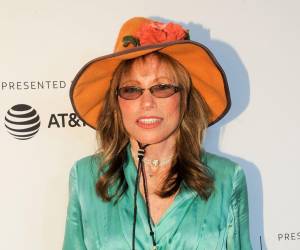 Con Comes in Waves, Carly Simon busca reencontrarse con su público sin ocultar las razones de su ausencia.