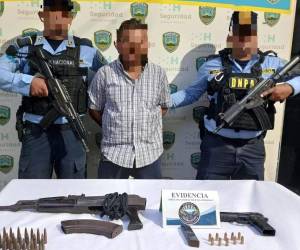 El hombre, de 45 años de edad, fue capturado por agentes de la Policía Nacional y le decomisaron armas y munición y fue remitido a la Fiscalía del Ministerio Público.