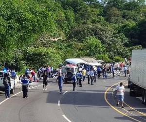 Una grua impactó contra un bus lleno de policías a la altura de la carretera CA-5.