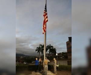 El momento solemne de la izada de la bandera de Estados Unidos en Venezuela.
