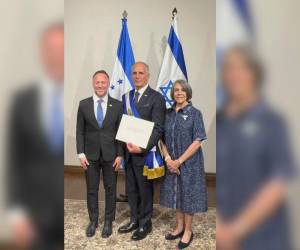 Nadav Goren junto al presidente Nasry Asfura y la canciller Mireya Agüero.