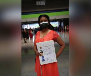 A pesar de sus limitaciones visuales, Lorena Herrera logró egresar de la máxima casa de estudios.