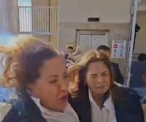 Momento en el que la diputada Gladis Aurora López es atacada con un explosivo en el Congreso Nacional.