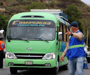 Mientras en diferentes sectores de Honduras se reportan tomas de carreteras y protestas de transportistas por el aumento en los precios de los combustibles, el IHTT aseguró que no existe un acuerdo para paralizar el servicio.