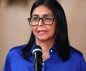 La presidenta encargada de Venezuela, Delcy Rodríguez, habla en una rueda de prensa en Palacio de Miraflores en Caracas (Venezuela).