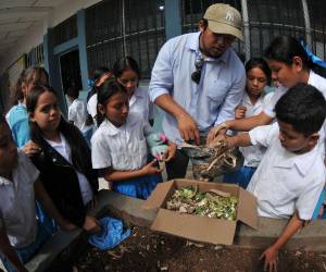 ¡Pequeños campeones por el planeta! Estudiantes comprometidos de la Semana 2 del proyecto Escuelas Amigables con el Ambiente exhiben con orgullo su recolección de residuos orgánicos para elaborar su propio compostaje escolar.