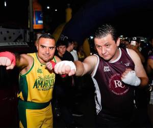 Una imagen muestra a gobernador de Caquetá, Luis Francisco Ruiz (d), y al alcalde de Florencia, Marlon Monsalve (i), durante una pelea de boxeo en Florencia (Colombia).