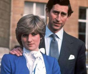Después de los escándalos que rodearon la relación de<b> Carlos y Diana,</b> el palacio de Buckingham, residencia oficial de la familia real, comunicó el 28 de agosto de 1996 que estaban divorciados.