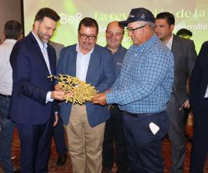 El titular de la Secretaría de Agricultura y Ganadería (SAG) junto a los inversionistas brasileños y representantes del sector productivo y empresarial de Honduras al conocer la iniciativa.