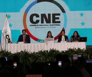 Preparativos para abrir las JRV en un centro de votación de la capital.