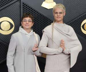 Los cantantes argentinos Ca7riel &amp; Paco Amoroso posan en la alfombra roja de la 68º edición de los premios Grammy este domingo, en Los Ángeles.