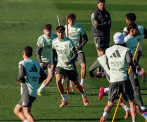Por las filas del equipo Real Madrid pasan muchos jugadores, no todos logran jugar como habran deseado, incluso, grandes futbolistas les ha pesado la camisa del club blanco.
