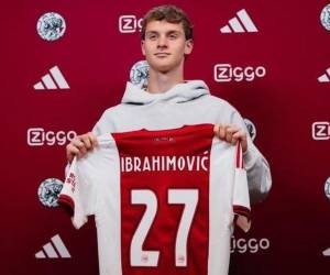 Maximilian Ibrahimovic durante su presentación con el Ajax.