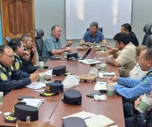 El ministro de Seguridad, Gerzon Onán Velásquez y el director de la Policía Nacional, Rigoberto Oseguera Mass, se reunieron con representantes de las fuerzas vivas de La Entrada, Copán.