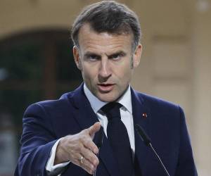 Quienes han destrozado, atacado prefecturas y comercios y saqueado incluso nuestros ayuntamientos, serán perseguidos y castigados, escribió Macron en X.