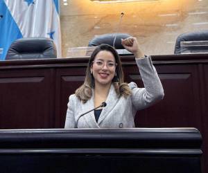 Clara López, quien es doctora, fue electa por primera vez como diputada.